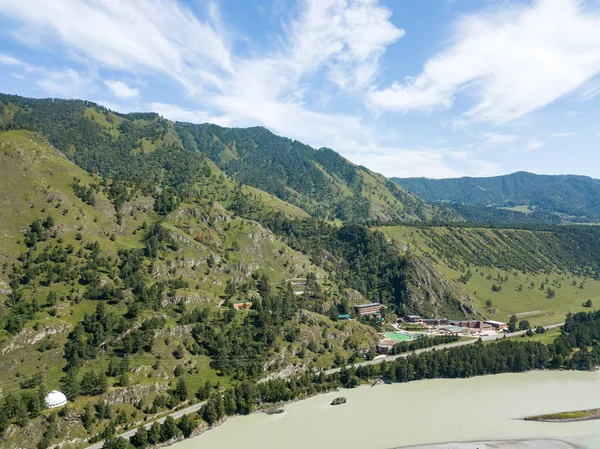 Vista aérea del dron en un centro de recreación turística en el mo Altai — Foto de Stock