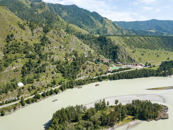 Vista aérea del dron en un centro de recreación turística en el mo Altai — Foto de Stock