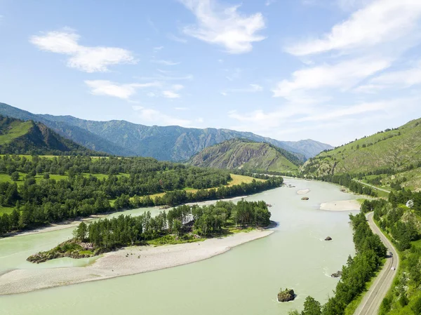 Paisaje de la cadena montañosa del Altai cubierto de verde — Foto de Stock