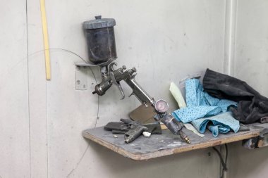 vücut boya tabancası püskürtücü bir araç temsilcisi bir tezgah üzerine yüklü