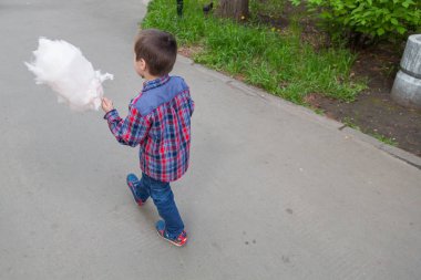 Ekose gömlek küçük çocuk bir hafta sonu wa sırasında şeker diş ipi yiyor