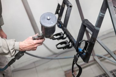 Tulum ve maske boyalar bir erkek işçi bir sprey tabancası par ile