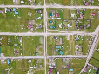 Bir köyde veya yeşil arasında bir yazlık köyde özel evler 