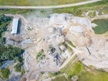 Üretim ve temizlik ovmak için küçük bir tesisin havadan görünümü