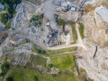 Üretim ve temizlik ovmak için küçük bir tesisin havadan görünümü