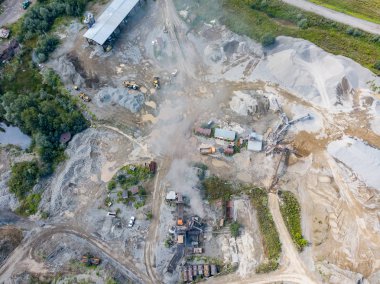 Üretim ve temizlik ovmak için küçük bir tesisin havadan görünümü