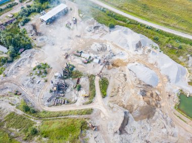 Üretim ve temizlik ovmak için küçük bir tesisin havadan görünümü