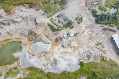 Üretim ve temizlik ovmak için küçük bir tesisin havadan görünümü