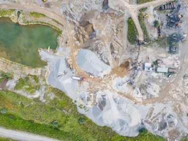 Üretim ve temizlik ovmak için küçük bir tesisin havadan görünümü