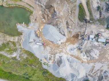 Üretim ve temizlik ovmak için küçük bir tesisin havadan görünümü