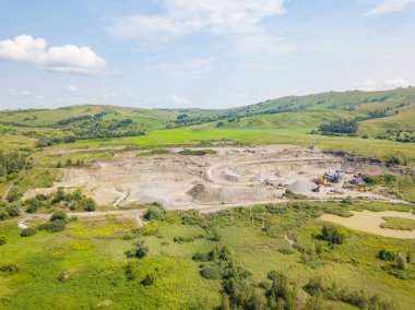 Üretim ve temizlik ovmak için küçük bir tesisin havadan görünümü
