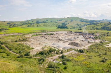 Üretim ve temizlik ovmak için küçük bir tesisin havadan görünümü