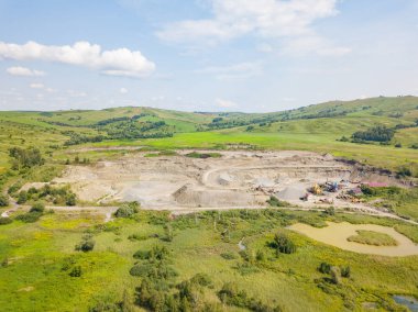 Üretim ve temizlik ovmak için küçük bir tesisin havadan görünümü