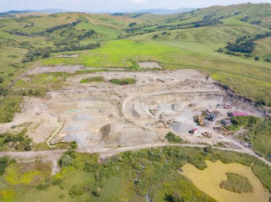 Üretim ve temizlik ovmak için küçük bir tesisin havadan görünümü