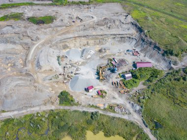 Üretim ve temizlik ovmak için küçük bir tesisin havadan görünümü