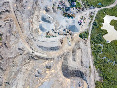 Üretim ve temizlik ovmak için küçük bir tesisin havadan görünümü