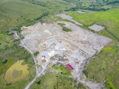 Üretim ve temizlik ovmak için küçük bir tesisin havadan görünümü
