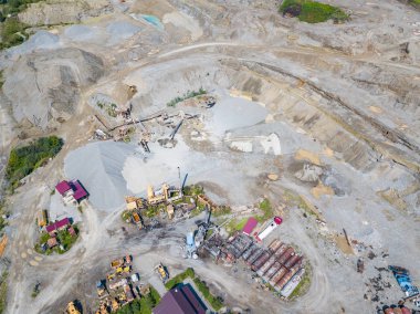 Üretim ve temizlik ovmak için küçük bir tesisin havadan görünümü