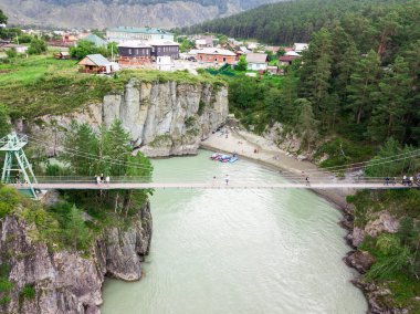 Kayalık dağlar al sütunları ile küçük bir asma köprü