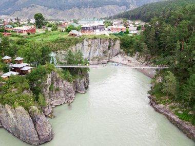 Kayalık dağlar al sütunları ile küçük bir asma köprü