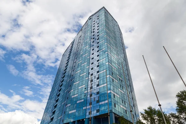 Yansıtan aynalı pencereleri olan yüksek bir binada yakın çekim