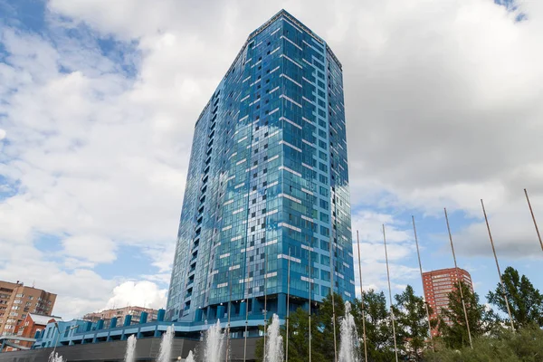 Yansıtan aynalı pencereleri olan yüksek bir binada yakın çekim