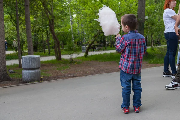 Ekose gömlek küçük çocuk bir hafta sonu wa sırasında şeker diş ipi yiyor