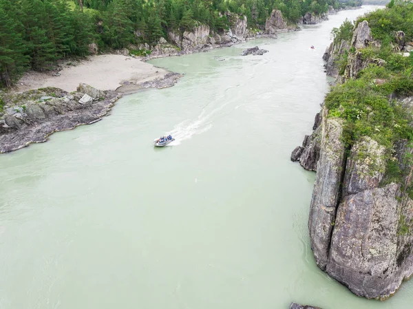 Veduta aerea di un motoscafo in gomma a vela su un fiume verde in t — Foto Stock