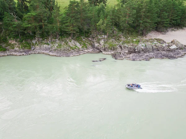 Veduta aerea di un motoscafo in gomma a vela su un fiume verde in t — Foto Stock