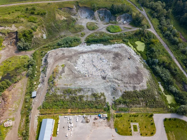 Çeşitli bozulmaz şeyler tha ile bir çöplük havadan görünümü