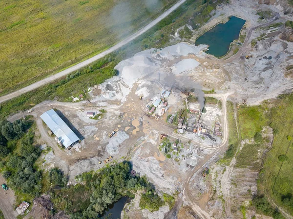 Üretim ve temizlik ovmak için küçük bir tesisin havadan görünümü
