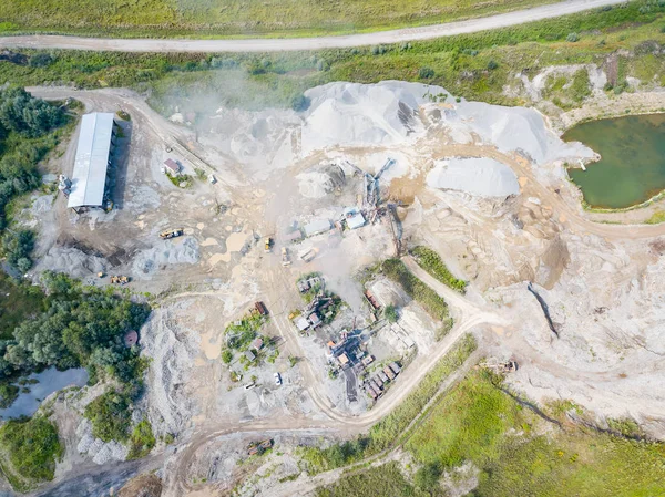 Üretim ve temizlik ovmak için küçük bir tesisin havadan görünümü
