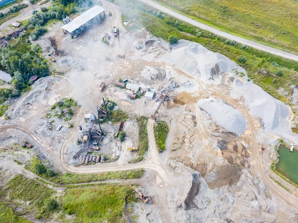 Üretim ve temizlik ovmak için küçük bir tesisin havadan görünümü