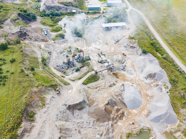 Üretim ve temizlik ovmak için küçük bir tesisin havadan görünümü