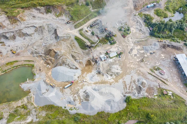 Üretim ve temizlik ovmak için küçük bir tesisin havadan görünümü