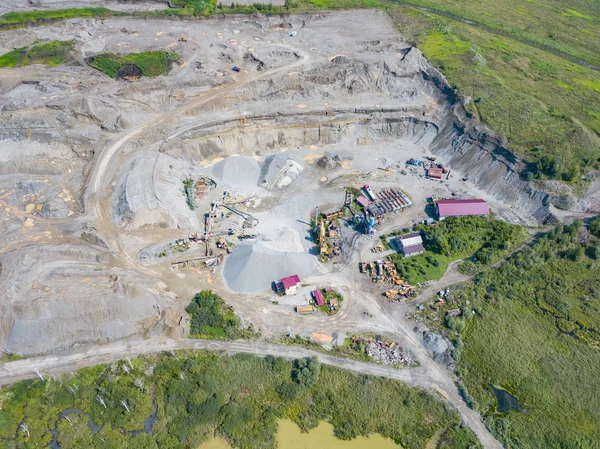 Üretim ve temizlik ovmak için küçük bir tesisin havadan görünümü