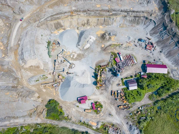 Üretim ve temizlik ovmak için küçük bir tesisin havadan görünümü