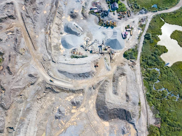 Üretim ve temizlik ovmak için küçük bir tesisin havadan görünümü