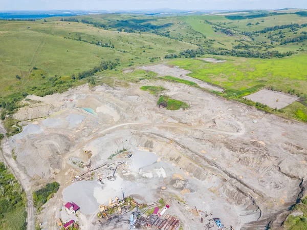 Üretim ve temizlik ovmak için küçük bir tesisin havadan görünümü