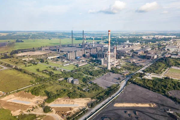 Vista aérea de una gran planta industrial con tuberías altas contra — Foto de Stock