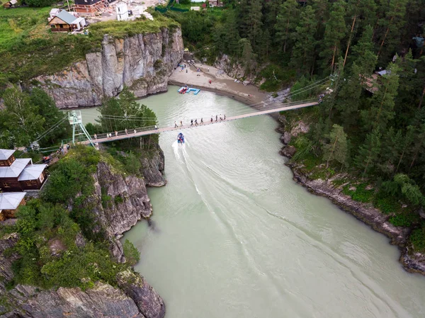 Kayalık dağlar al sütunları ile küçük bir asma köprü