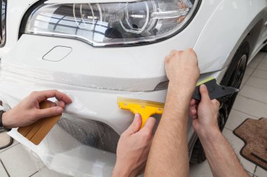 Otomobilin sağlam şeffaf koruyucu filmile güçlendirilmesi,