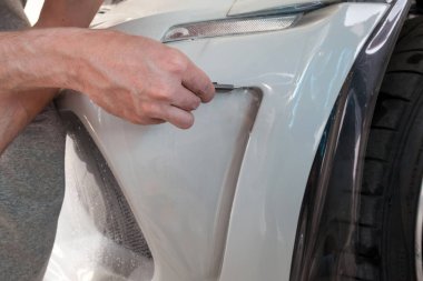 Otomobilin sağlam şeffaf koruyucu filmile güçlendirilmesi,