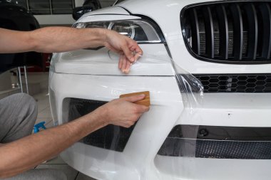 Otomobilin sağlam şeffaf koruyucu filmile güçlendirilmesi,