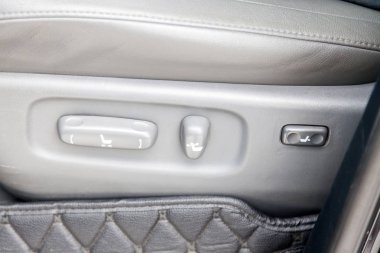 Hei'de koltuğu yatay olarak ayarlamak ve ayarlamak için düğmeler