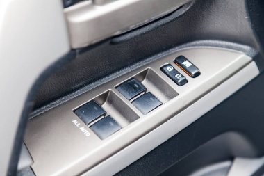 Kapıların pencereaçma ve kapama için kontrol düğmeleri ve