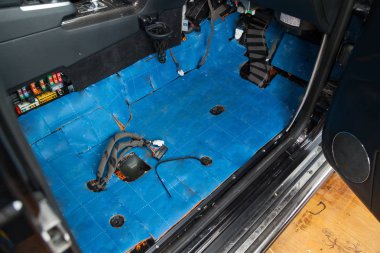 Gürültü izolati üç katmanlı bir SUV vücutta araba tuning
