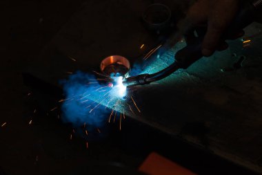 Th çalışmaları sırasında metal parçaların yarı otomatik nokta kaynak