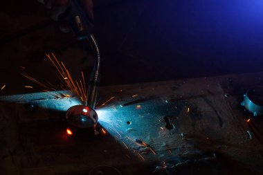 Th çalışmaları sırasında metal parçaların yarı otomatik nokta kaynak