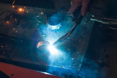 Th çalışmaları sırasında metal parçaların yarı otomatik nokta kaynak